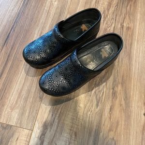 Like new Dansko clog shoes size 41 or 9.5/10